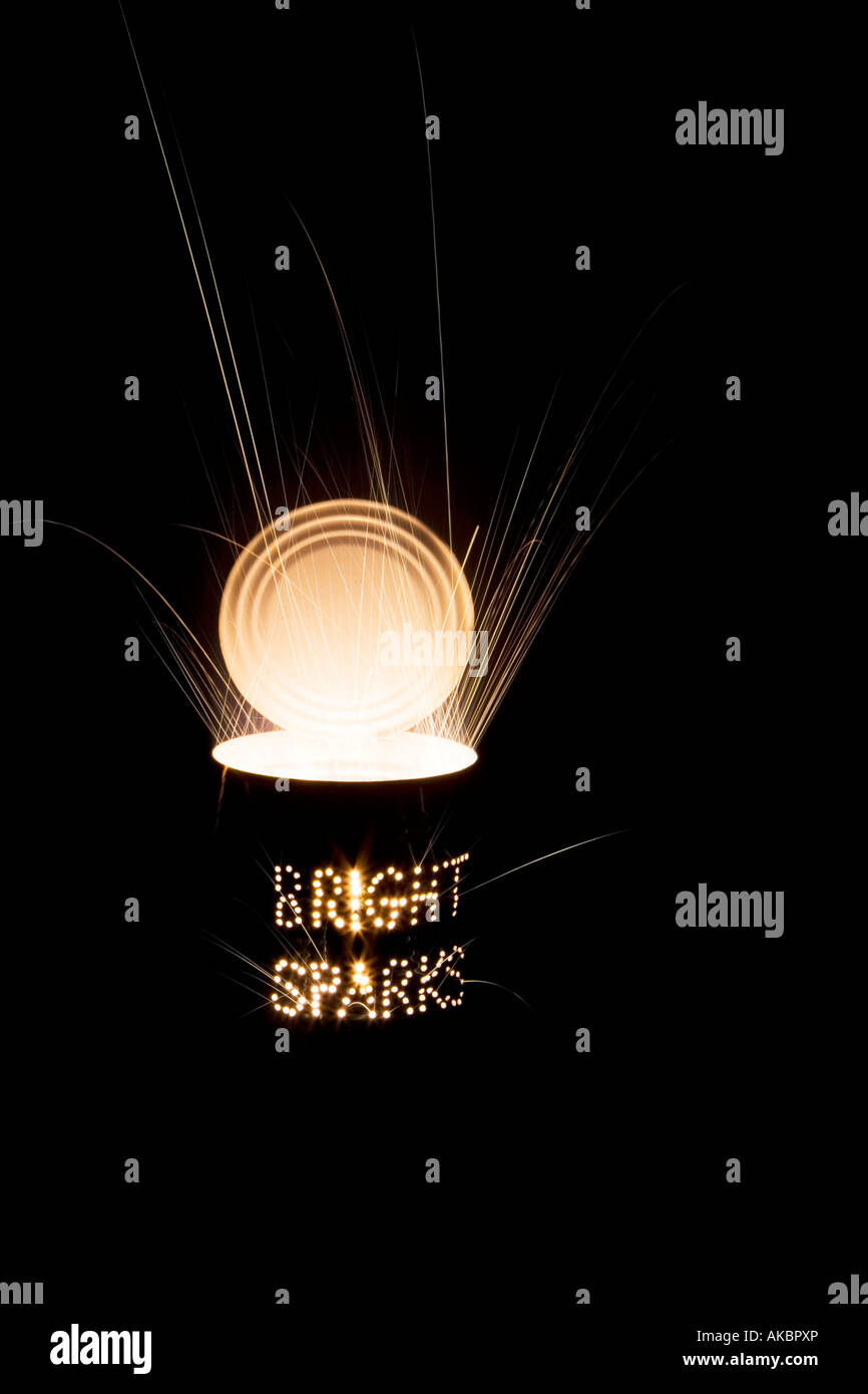Scintille luminose. Fori punzonati in un barattolo di latta e un fuoco  d'artificio di notte su una lunga esposizione Foto stock - Alamy