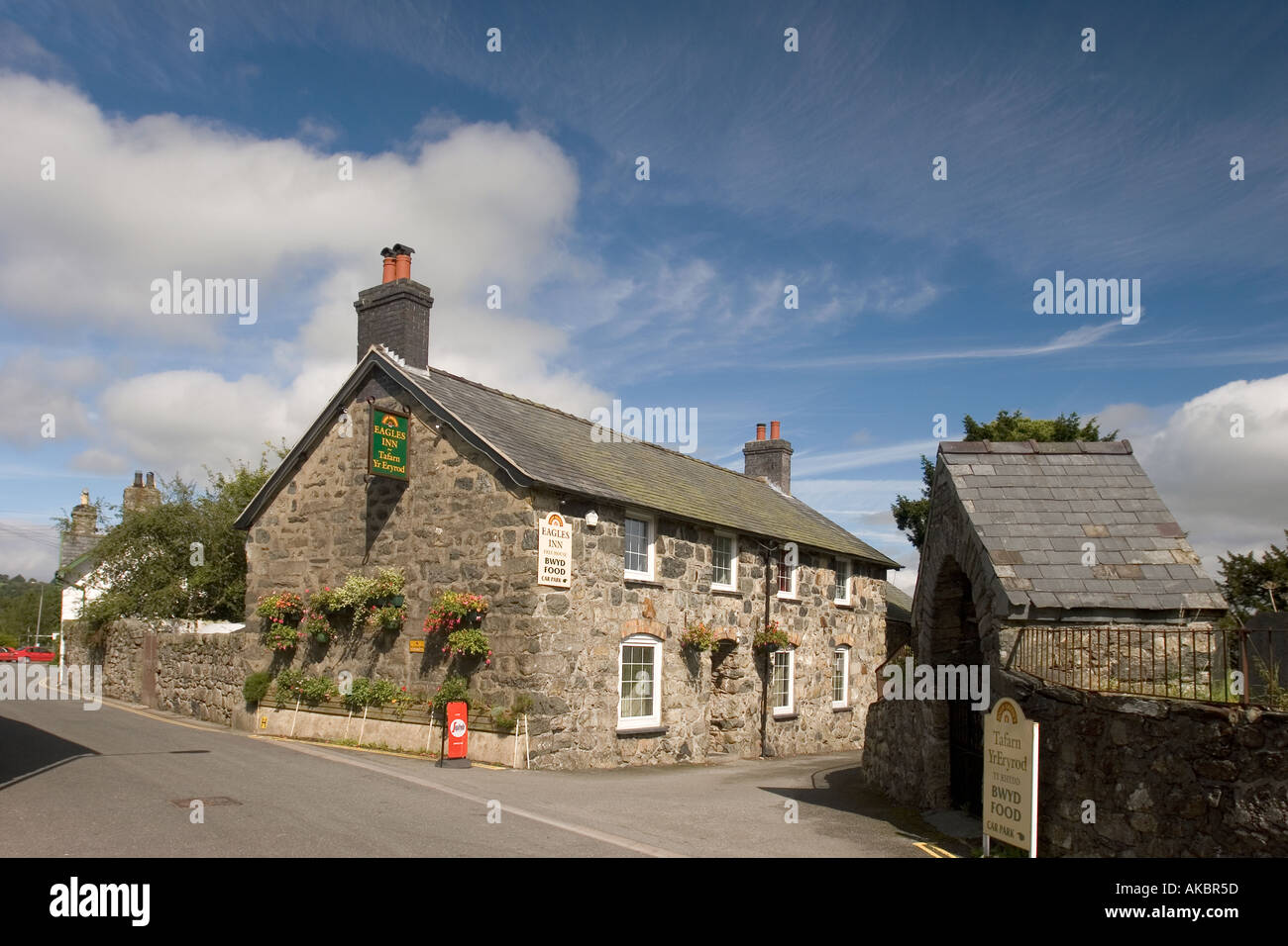 Il Galles Gwynedd Bala Llanuwchllyn Eagle Inn di fronte la chiesa porta lych Foto Stock