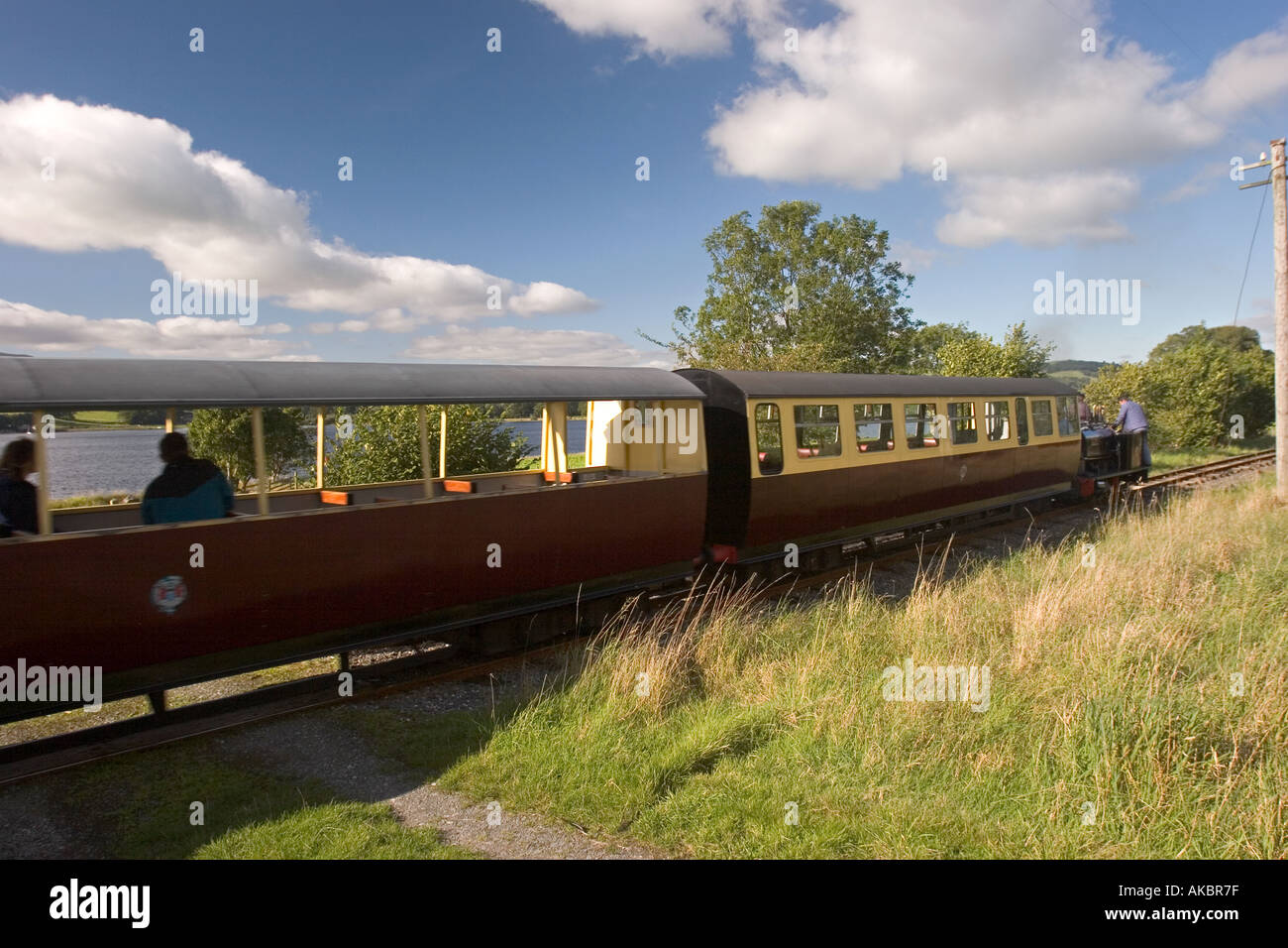 Il Galles Gwynedd Snowdonia Bala Lake Railway treno sulla linea in riva al lago Foto Stock