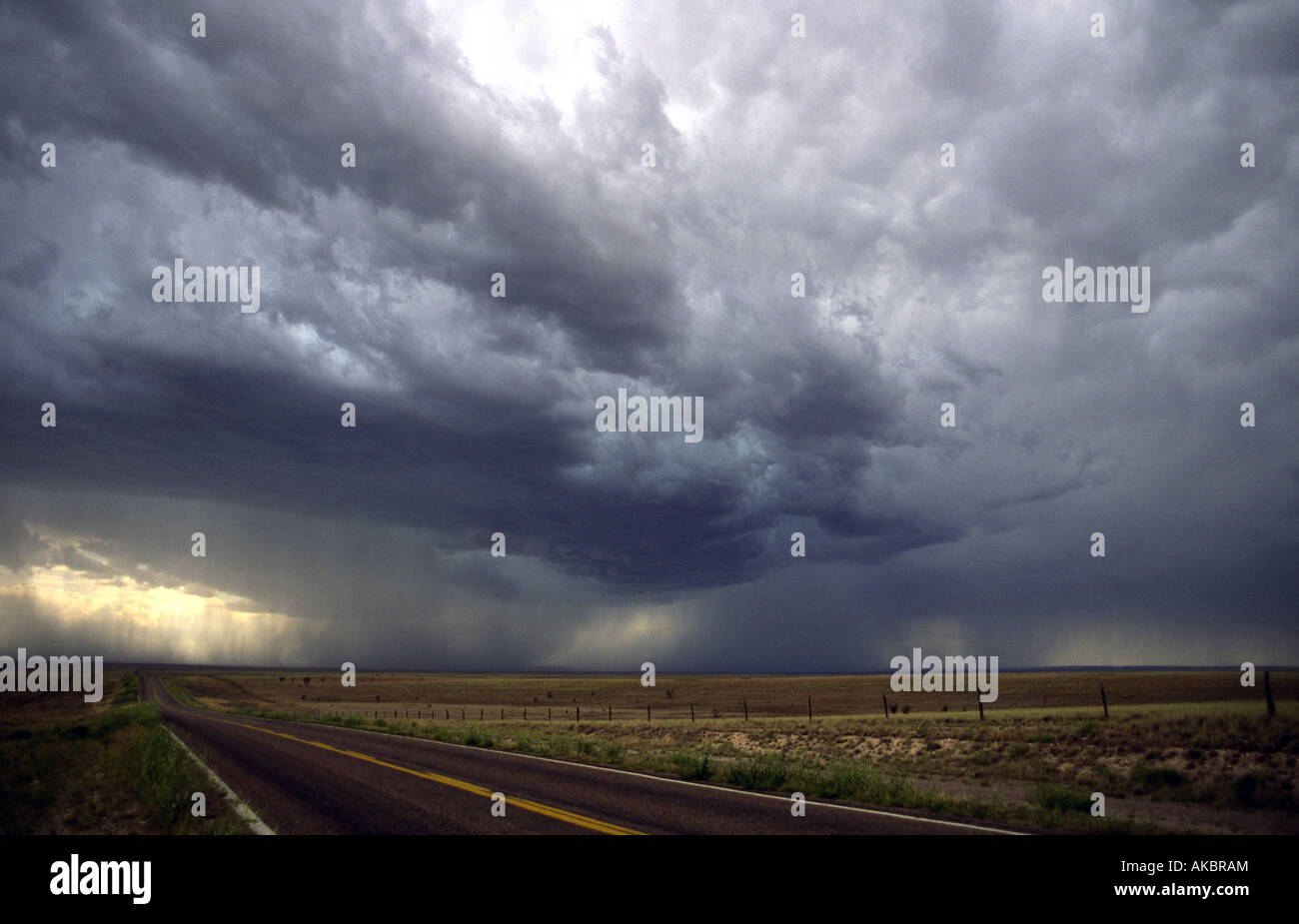 Un temporale rotoli sulle pianure nel Texas Panhandle Foto Stock