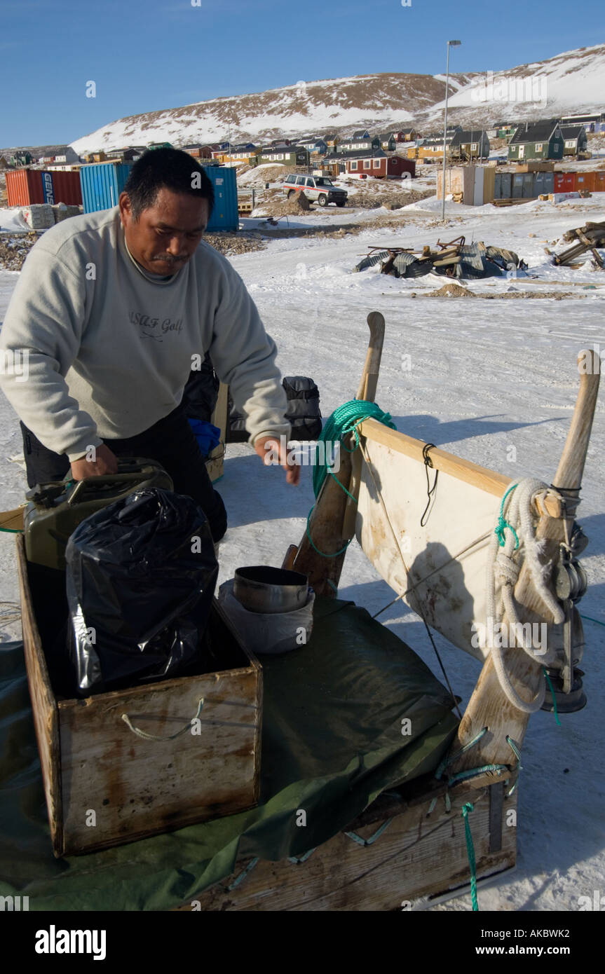 Qaanaaq Groenlandia Aprile 2006 Mamarut northern Inuit groenlandese preparando per caricare la slitta o komatek per una slitta trainata da cani viaggio Foto Stock
