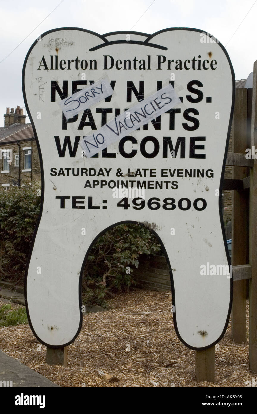 NHS dentista Bradford con segno dicendo no posti vacanti per i nuovi pazienti Foto Stock