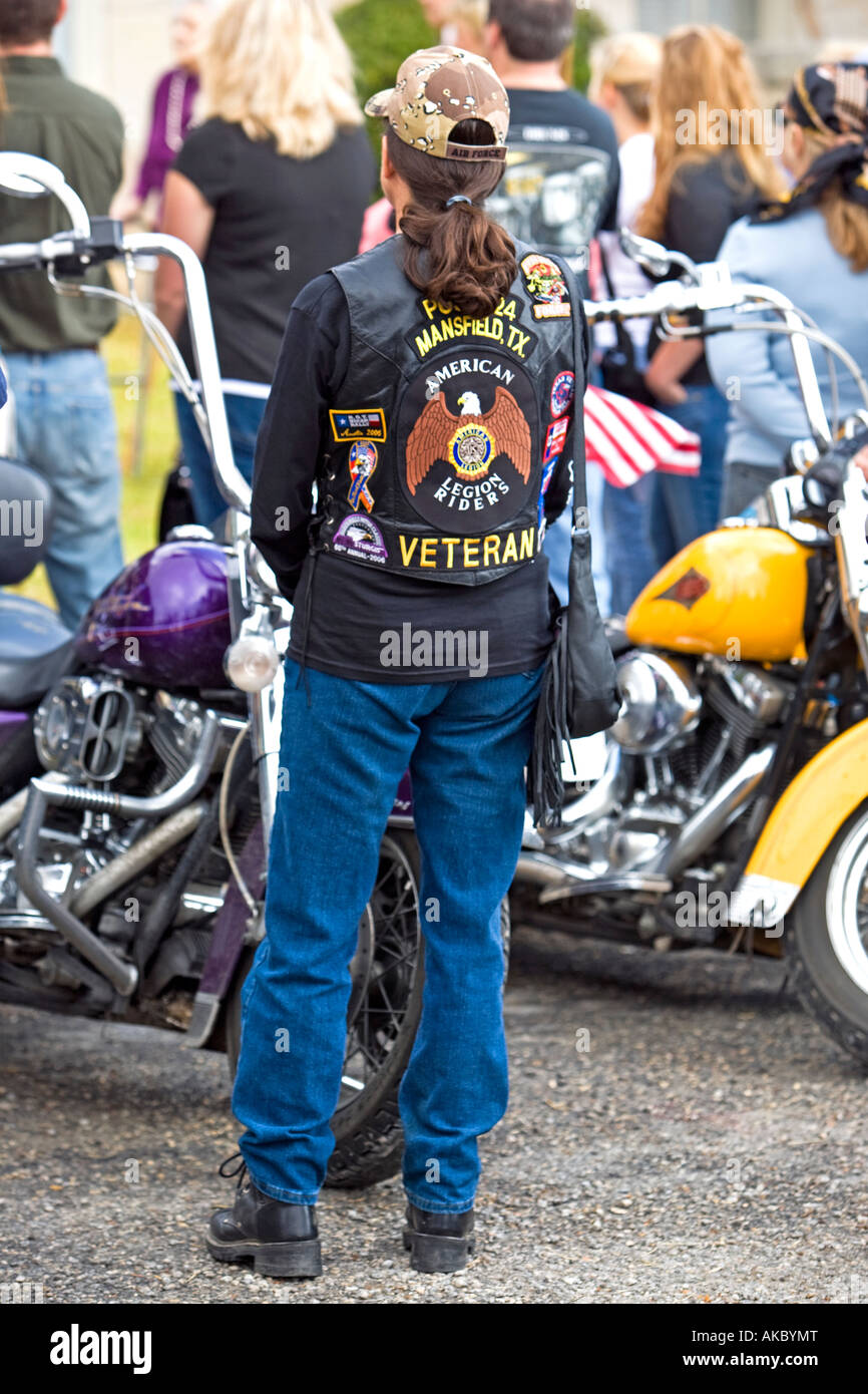 Motociclista donna che indossa un giubbotto di veterano a bike rally in Texas Foto Stock