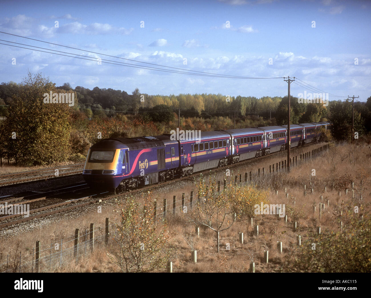 Treno ad alta velocità con un westbound prima grande servizio occidentale vicino a Basildon inferiore Foto Stock