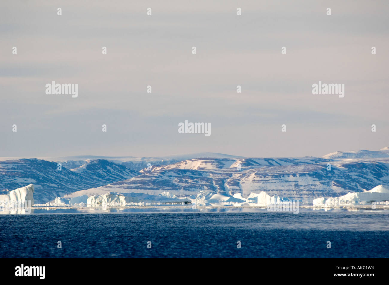 Qaanaaq Groenlandia paesaggio con grandi iceberg open water e montagne Foto Stock