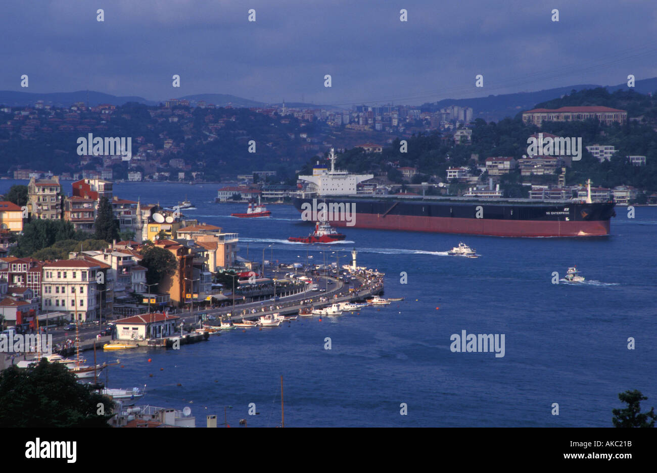 Mondo la più grande petroliera attraversando Bosphorus Istanbul Foto Stock