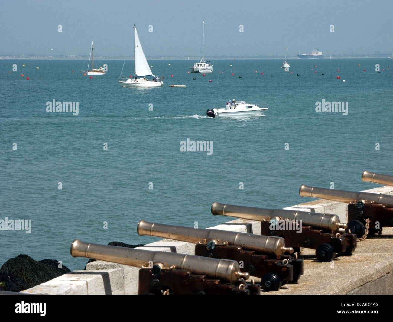 West Cowes Isle of Wight linea di piccoli cannoni posizionati sulla parete del mare al di fuori del Royal Yacht Squadron yachts oltre Foto Stock