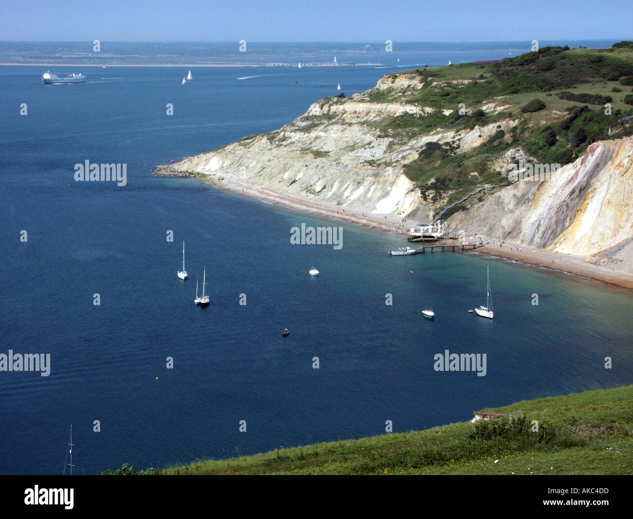 Isola di Wight scogliere di sabbia della baia di allume e vedute Solent a Hampshire Foto Stock