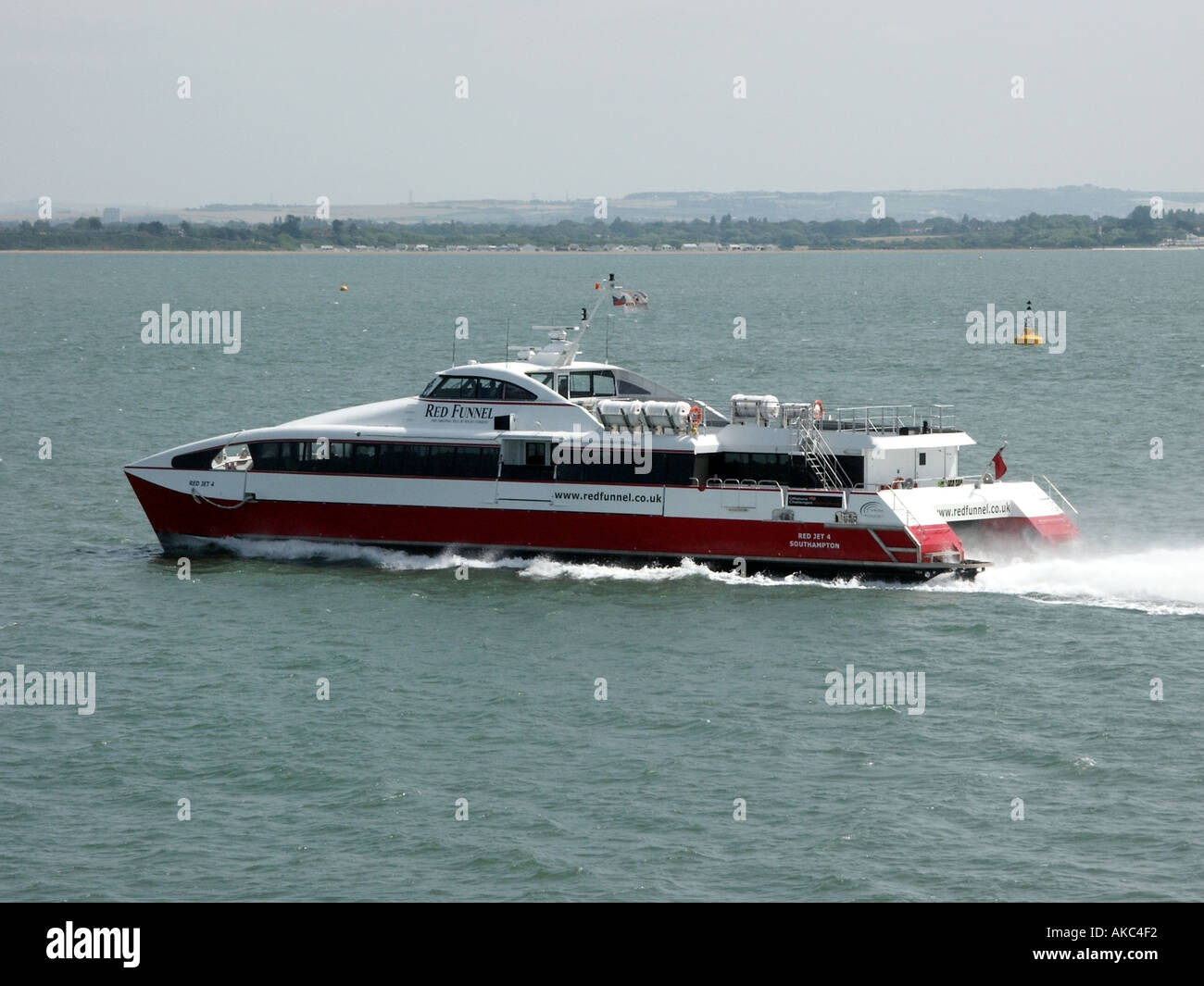 Imbuto Rosso catamarano traghetto tra Hampshire e l'Isola di Wight Foto Stock