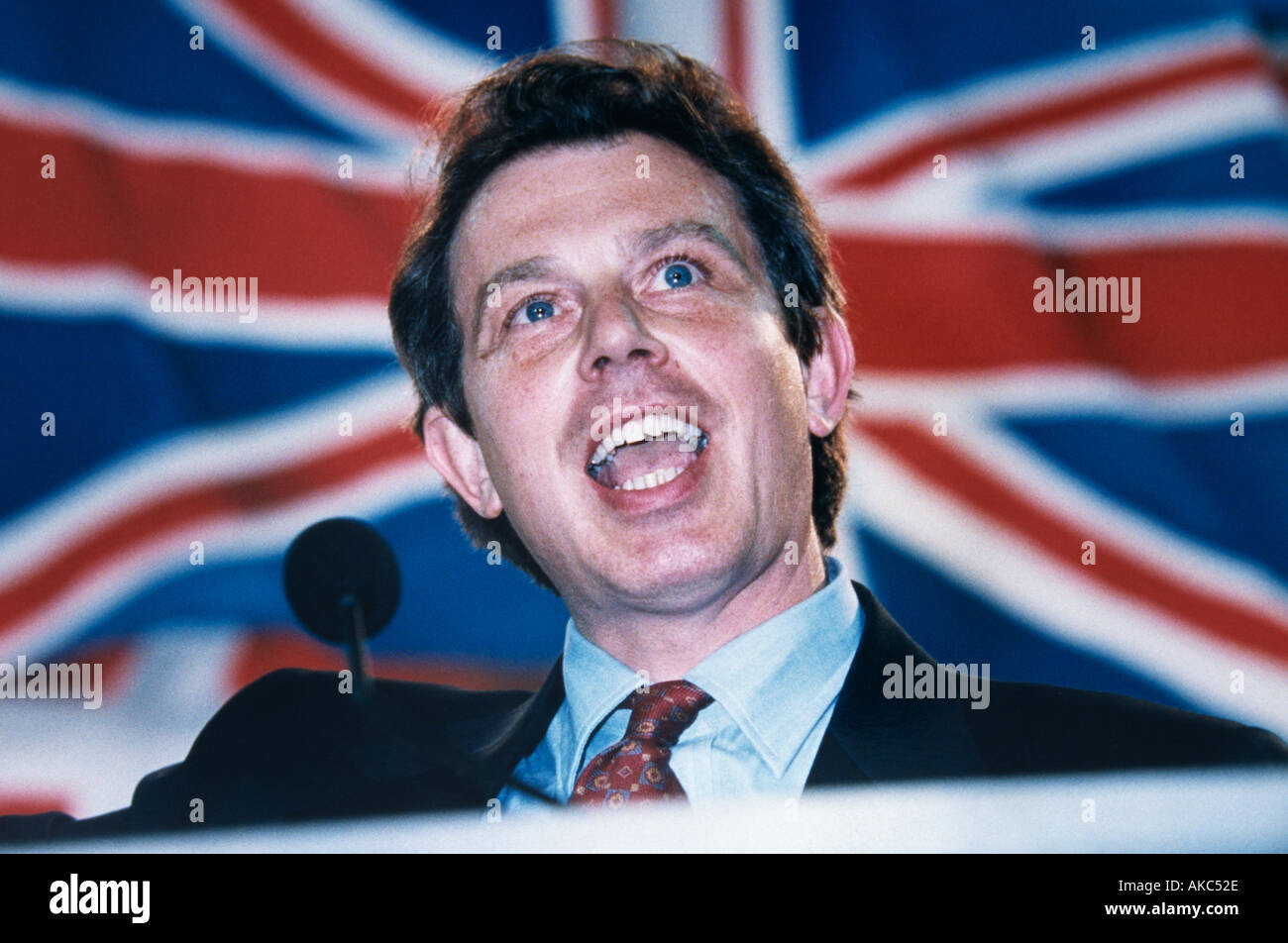 Il primo ministro Tony Blair contro un Union Jack nel 1996 subito dopo essere diventato leader del partito laburista Foto Stock