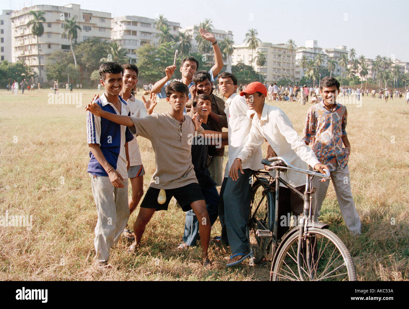 Un gruppo di giovani divertendosi in Mumbai Bombay park india Foto Stock