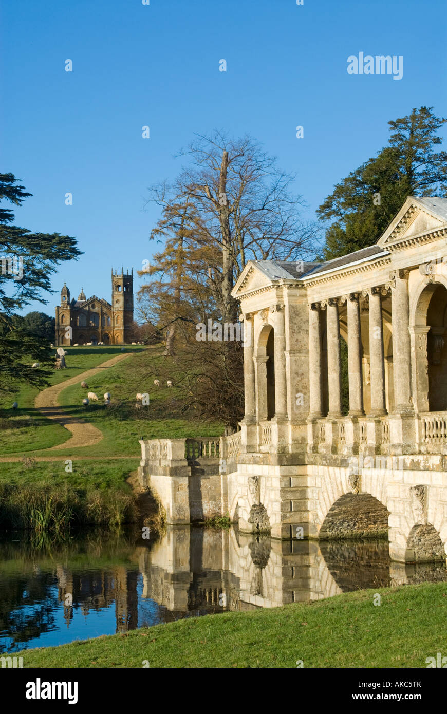 Il ponte palladiano e tempio gotico, Stowe giardini paesaggistici, Buckinghamshire, Inghilterra Foto Stock