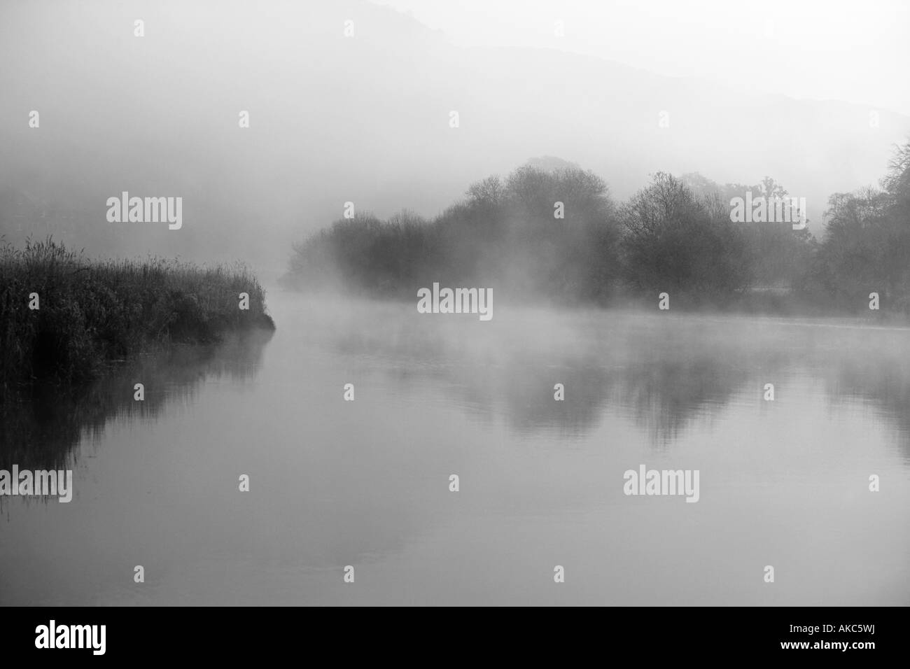 Il fiume Brathay in una nebbiosa mattina autunnale Clappersgate, Ambleside 'Lake District National Park' Cumbria Regno Unito Foto Stock
