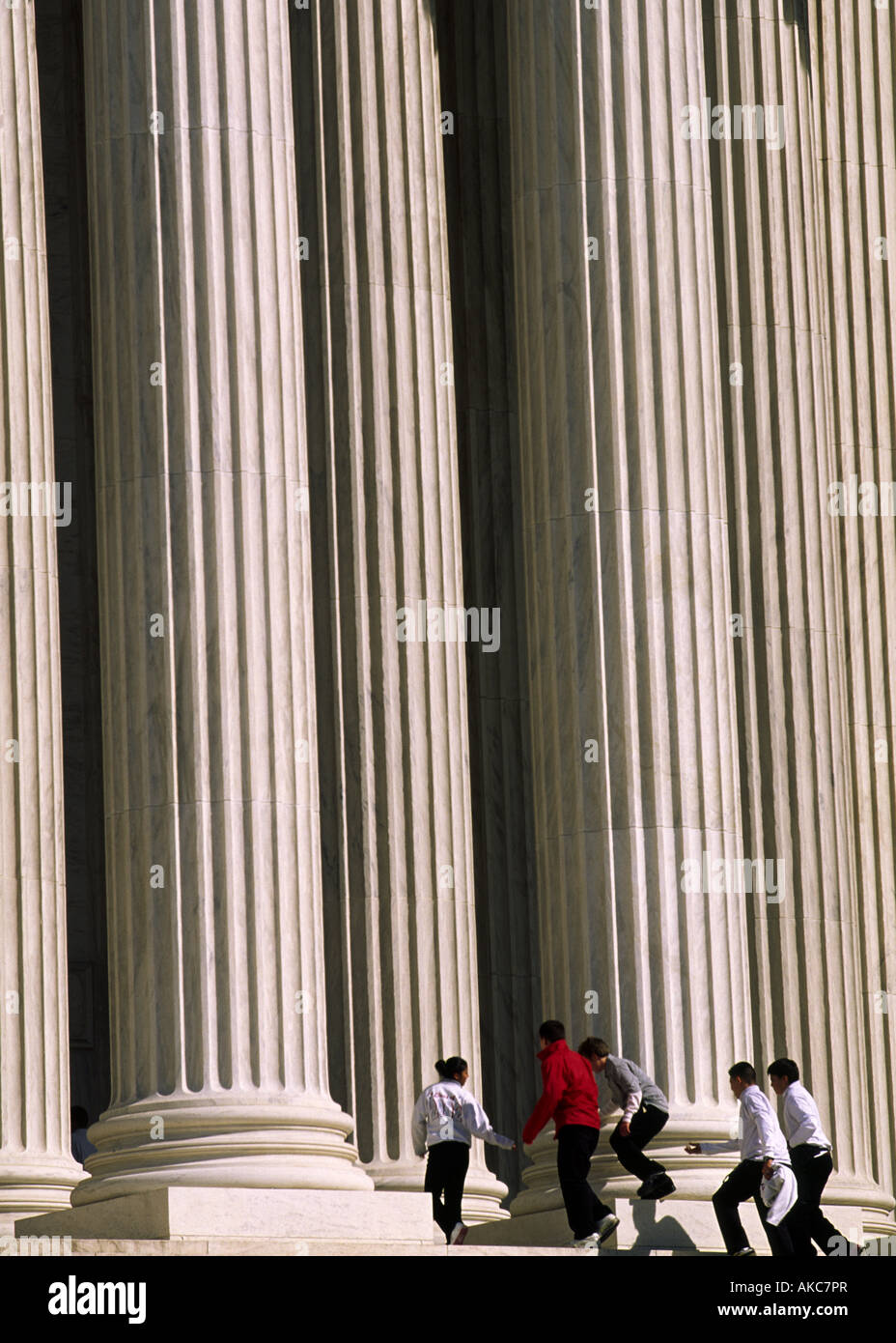 I turisti salgono i gradini della Corte suprema degli Stati Uniti edificio tra gigantesche colonne di marmo a Washington DC Foto Stock