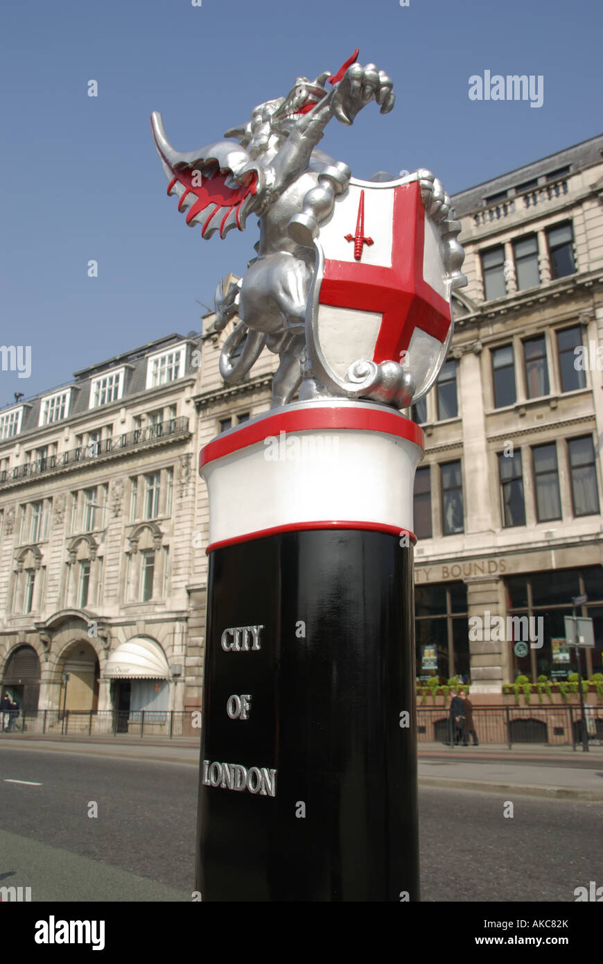 Tower Hill dragon statua con scudo marcatura della autostrada entrata uscita confine della città di Londra Foto Stock