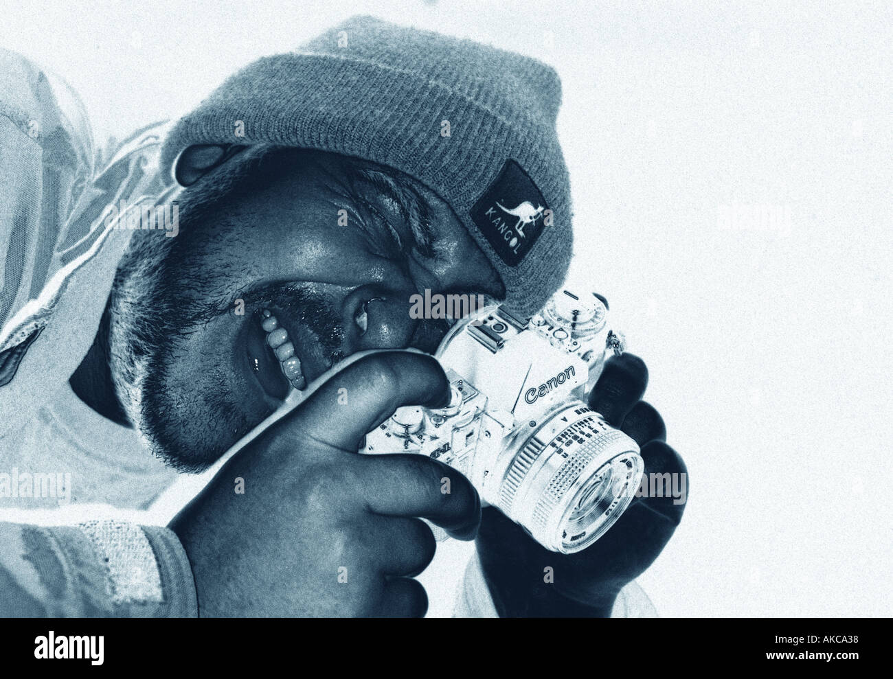 Un uomo può contenere una fotocamera Foto Stock