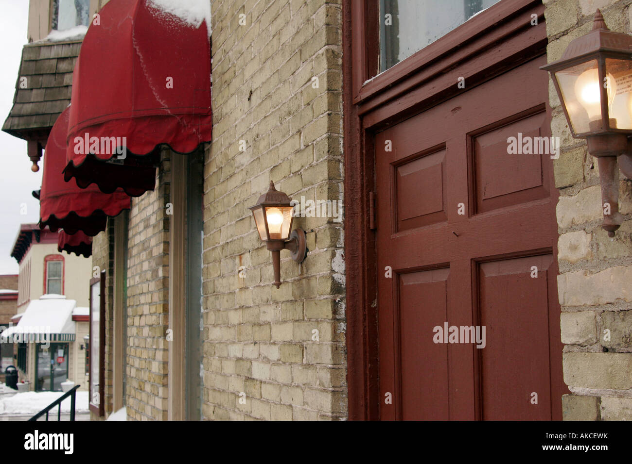 Una scena invernale lungo il marciapiede in centro città in Menomonee Falls Wisconsin mentre nevica fuori Foto Stock