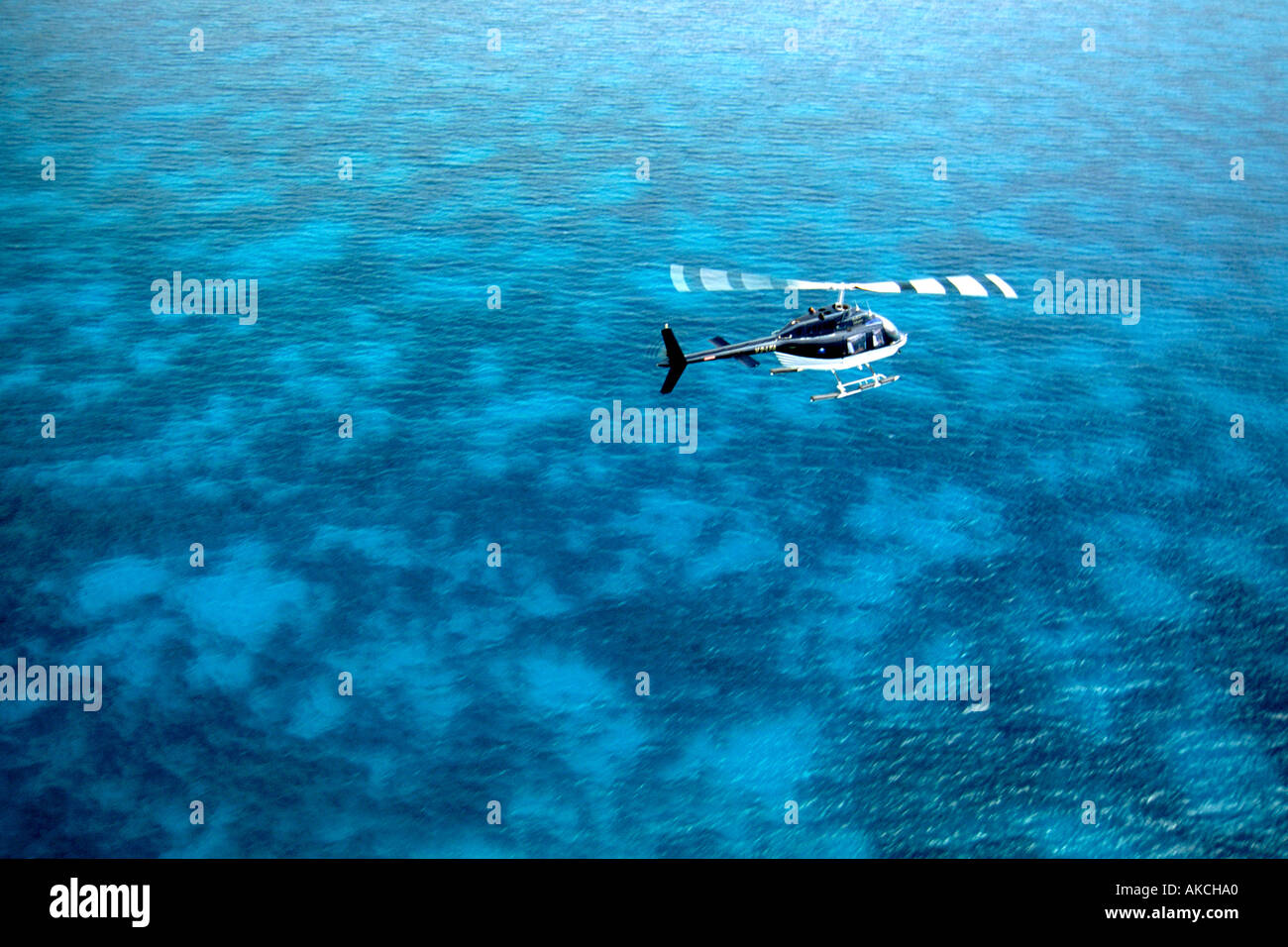Un volo in elicottero sopra il Mar dei Caraibi al largo della costa di Antigua. Foto Stock