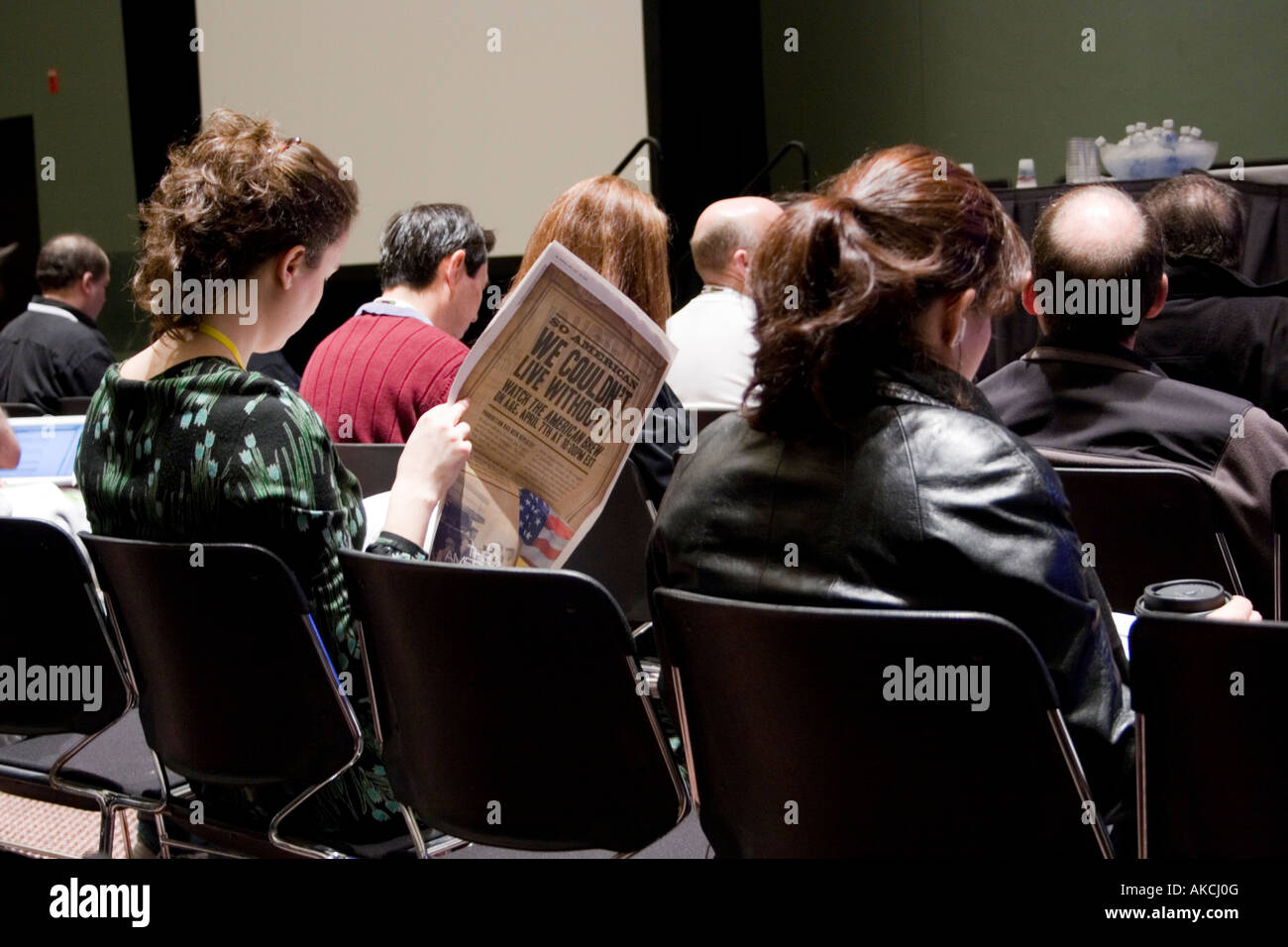 Persone che leggono in un teatro auditorium Foto Stock