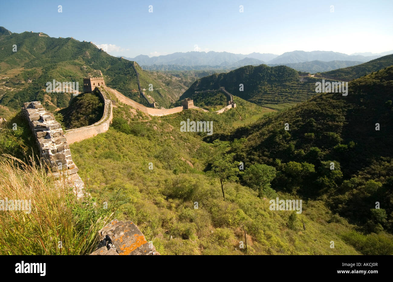 La Grande Muraglia della Cina segue una cresta bassa attraverso le montagne a nord est di Pechino Foto Stock