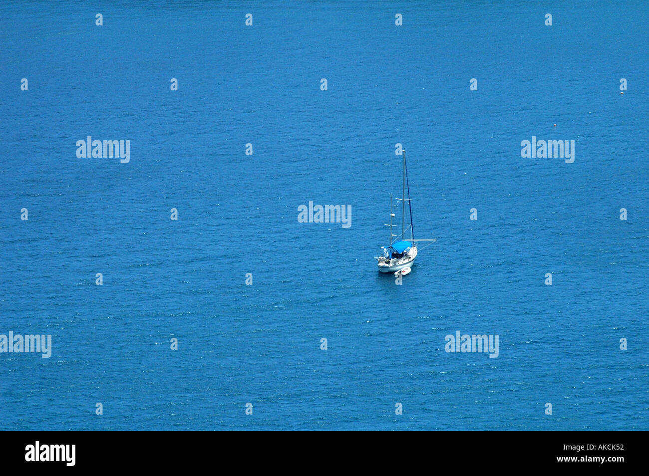 Lone yacht su un mare azzurro nei tropichi Foto Stock
