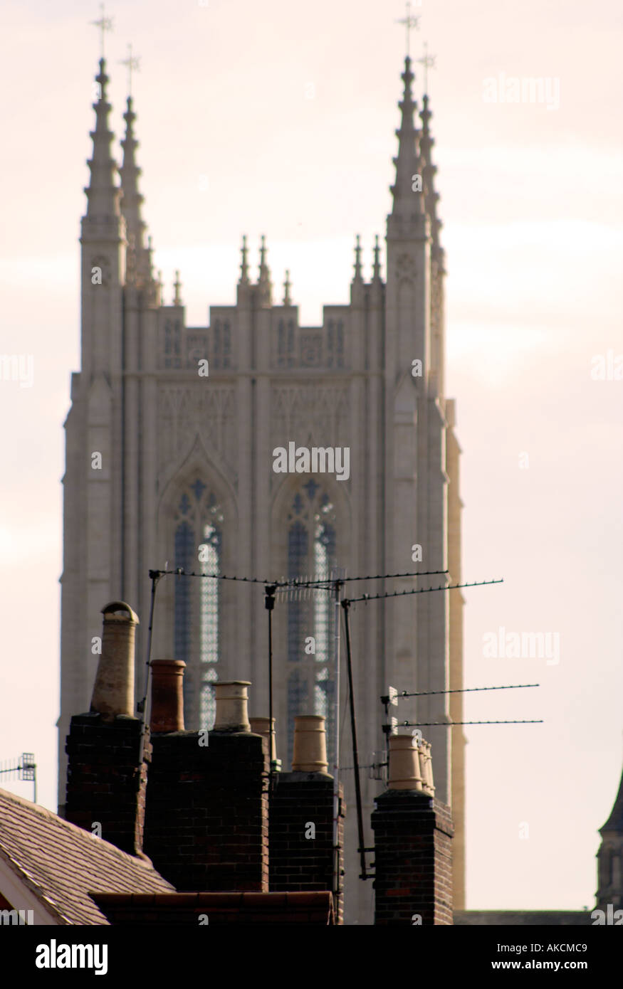 Saint James Tower Bury Saint Edmunds sopra i comignoli Foto Stock