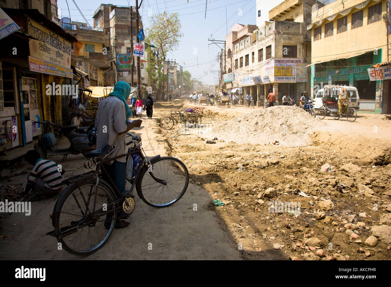 Una strada in riparazione in Varanasi centro città. Varanasi, Uttar Pradesh, India Foto Stock