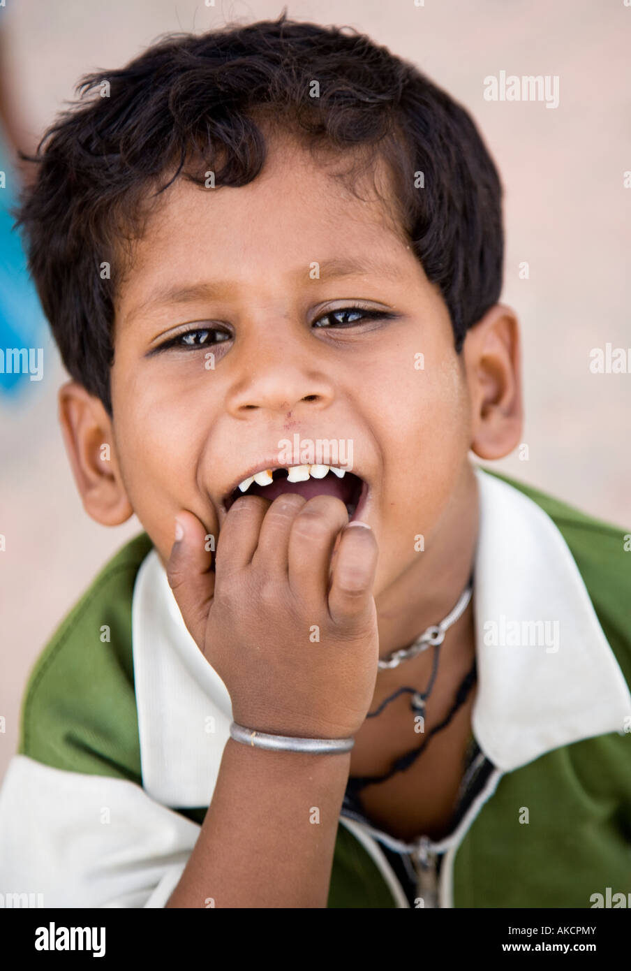 Un giovane ragazzo mostra off il vuoto lasciato dal suo dente perduto. Foto Stock