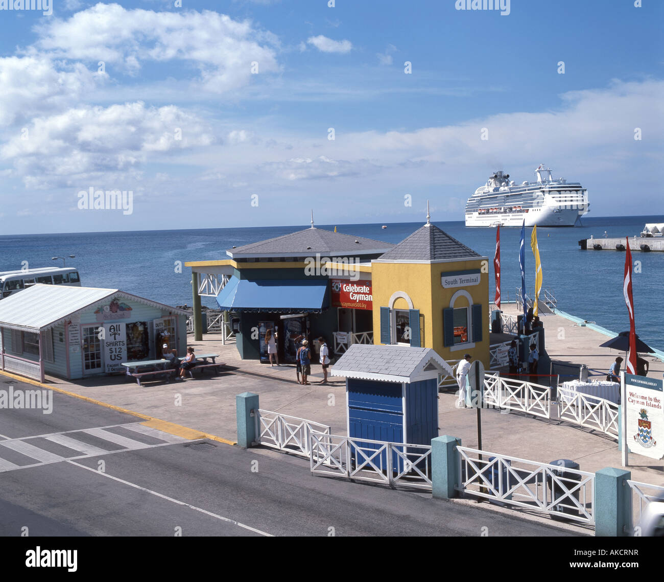 Waterfront che mostra la nave di crociera, George Town, Grand Cayman, Isole Cayman, Isole dei Caraibi Foto Stock