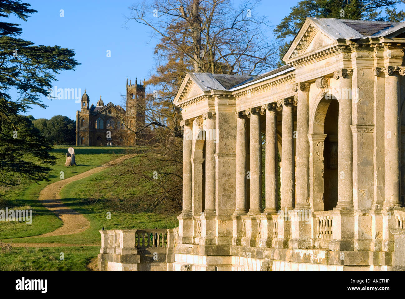 Ponte palladiano e tempio gotico, Stowe giardini paesaggistici, Buckinghamshire, Inghilterra Foto Stock