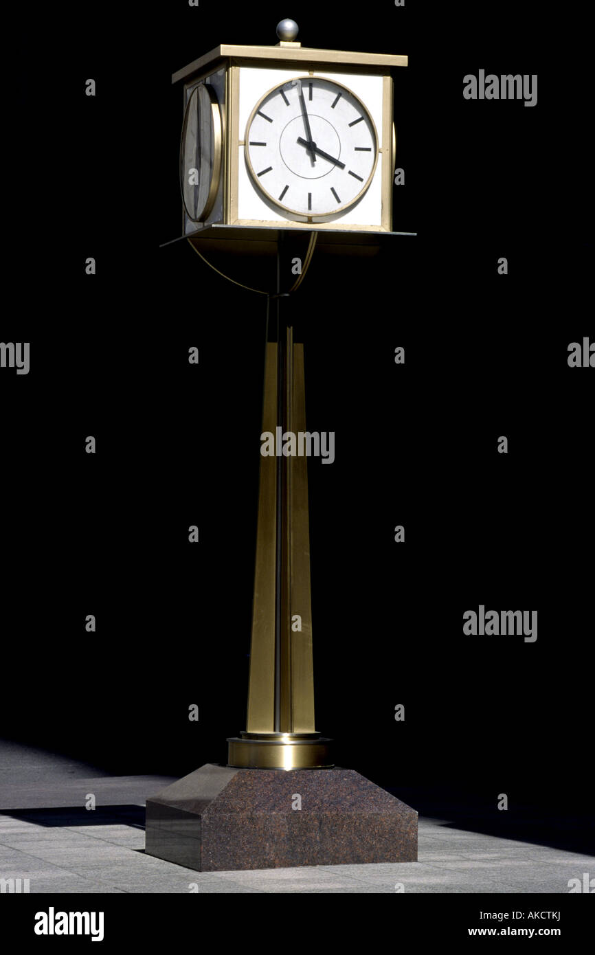Orologio pubblico su un piedistallo contro uno sfondo nero Foto Stock