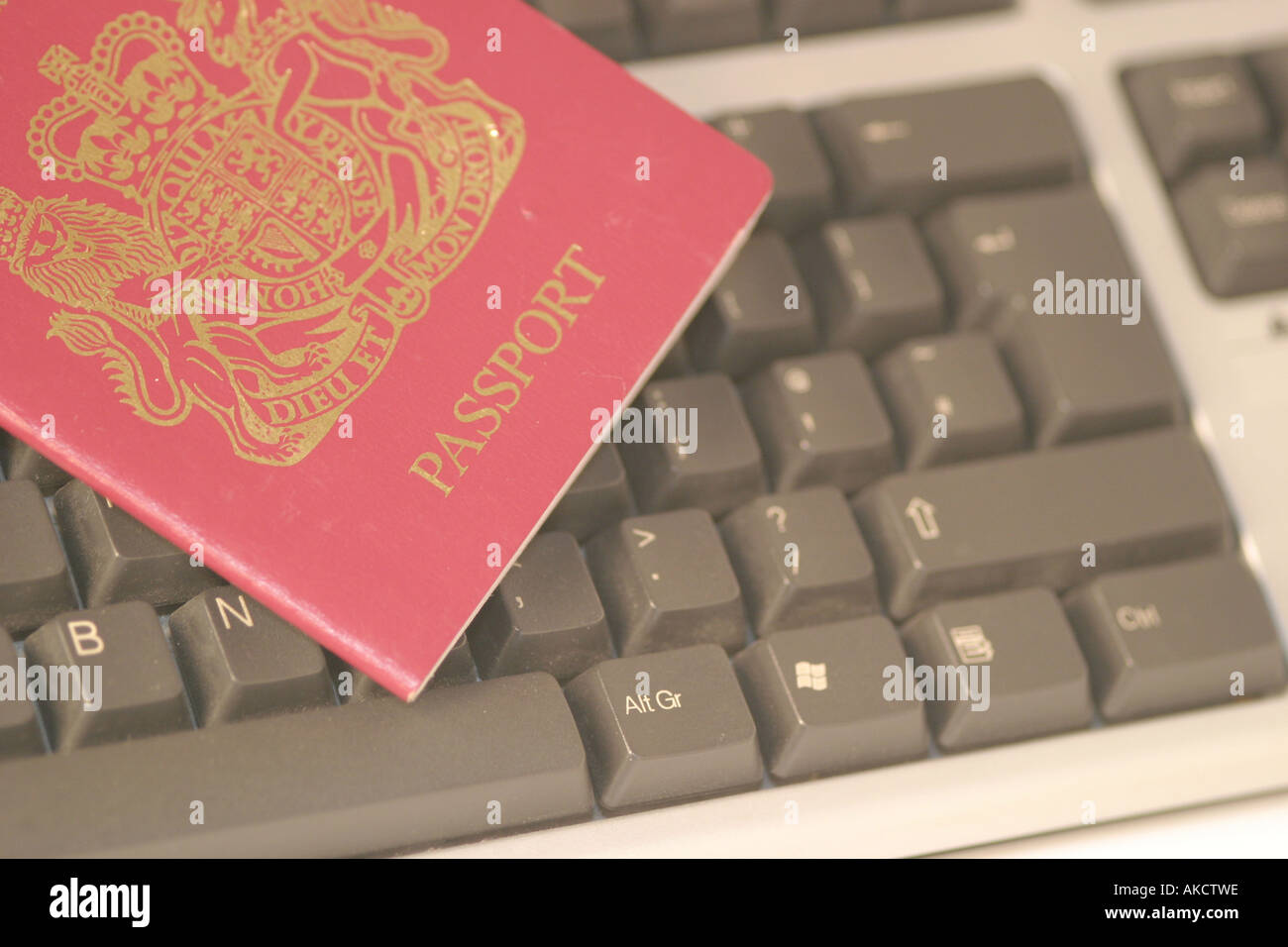 Una fotografia di stock di un concetto di un passaporto accanto alla tastiera di un computer che rappresenta quanto online prenotazioni di viaggio sono ora in Foto Stock