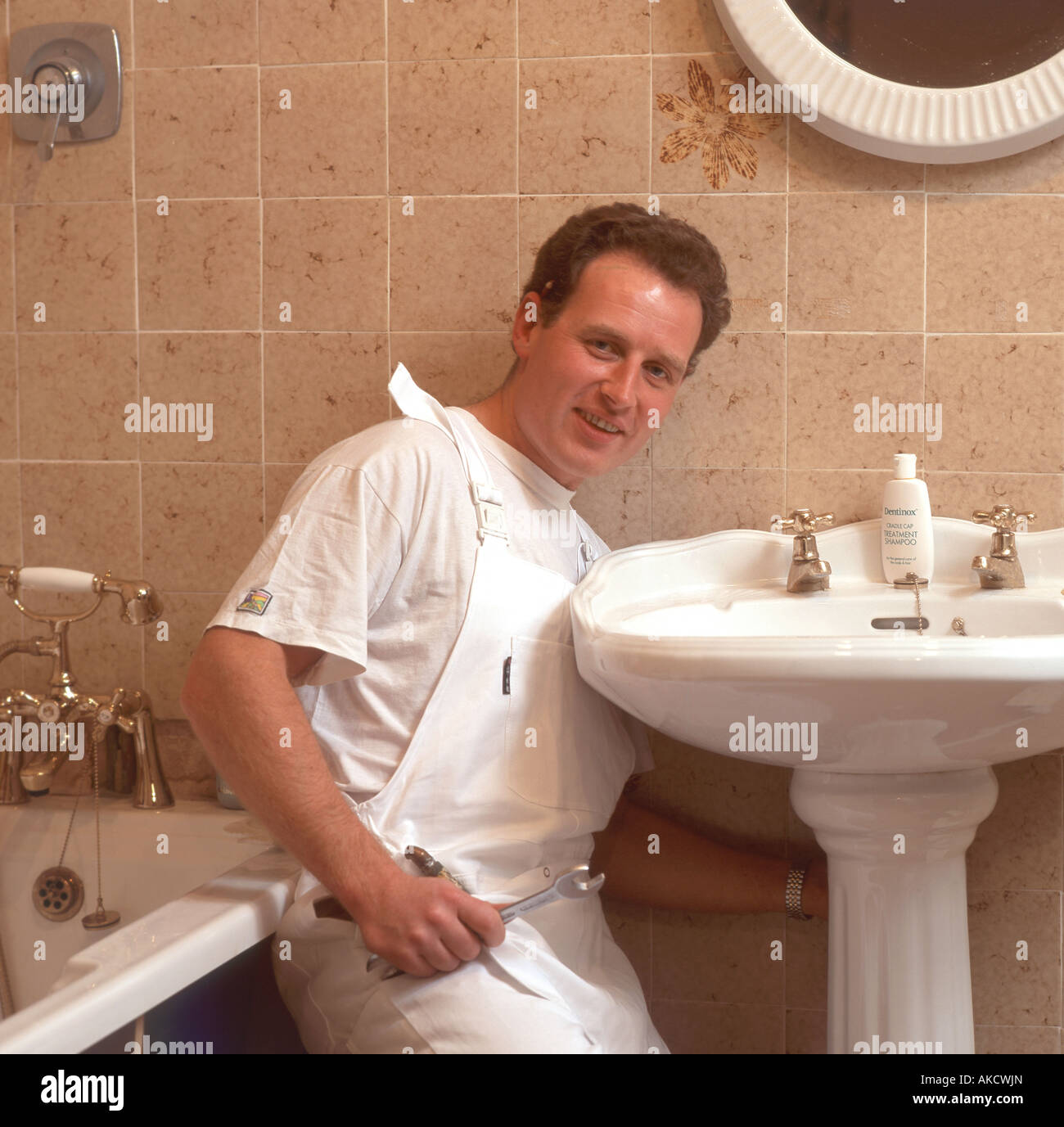 Raccordo idraulico nuova vasca da bagno e lavandino in bagno, Berkshire, Inghilterra, Regno Unito Foto Stock