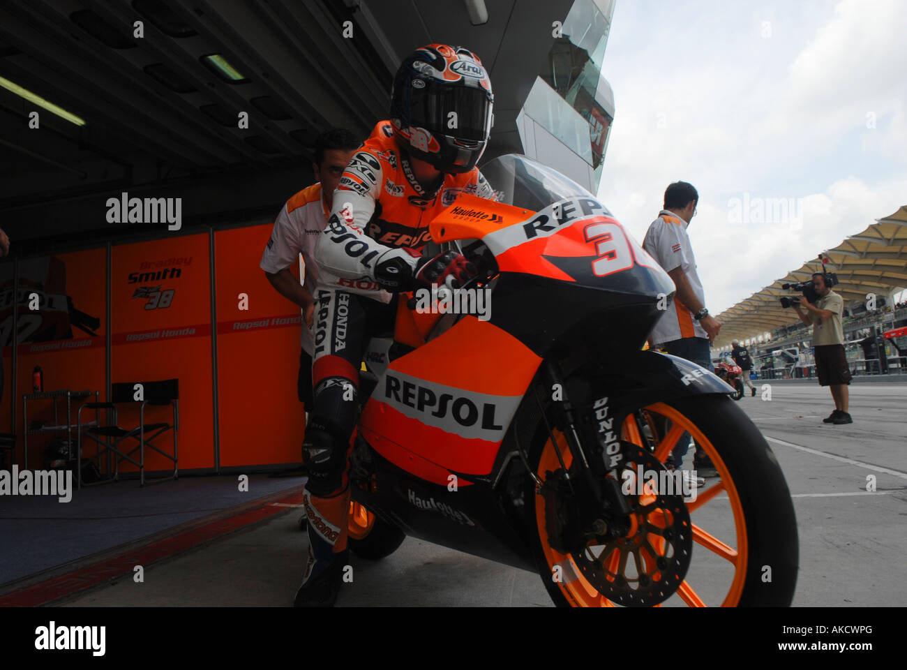 125cc rider Bradley Smith essendo spinto al giorno della gara Foto Stock