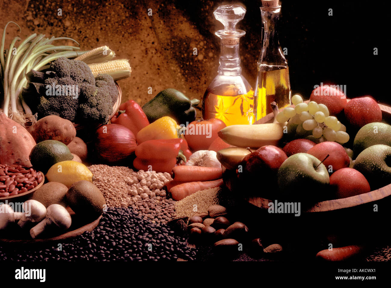 Raccolta di cibi sani, tra cui oli d'oliva, ortaggi, funghi, lenticchie e frutta varia Foto Stock