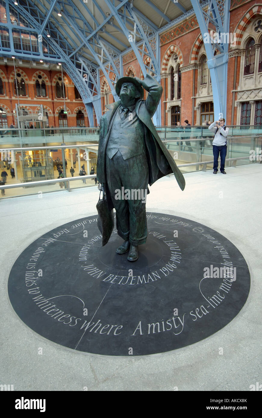 Dalla stazione ferroviaria internazionale di St Pancras concourse statua in bronzo di Sir John Betjeman con alcuni scritti sull'ardesia roundels dallo scultore Martin Jennings Foto Stock