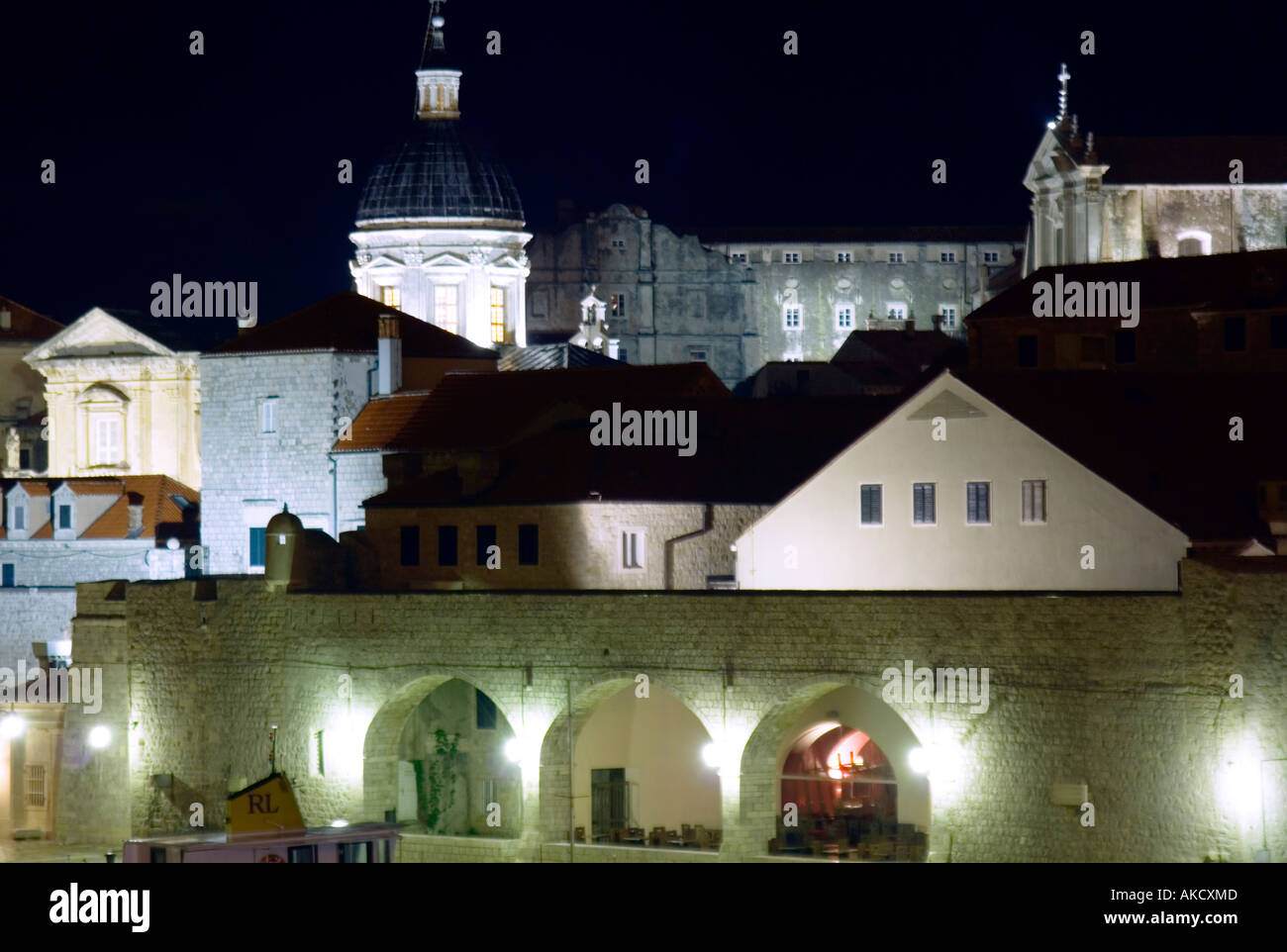 L' Europa sudorientale, Croazia, Dubrovnik, vista su Dubrovnik Città Vecchia di notte Foto Stock