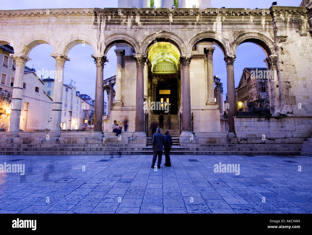 L' Europa sudorientale, Croazia, Dalmazia, Split, antico colonnato romano al tramonto Foto Stock