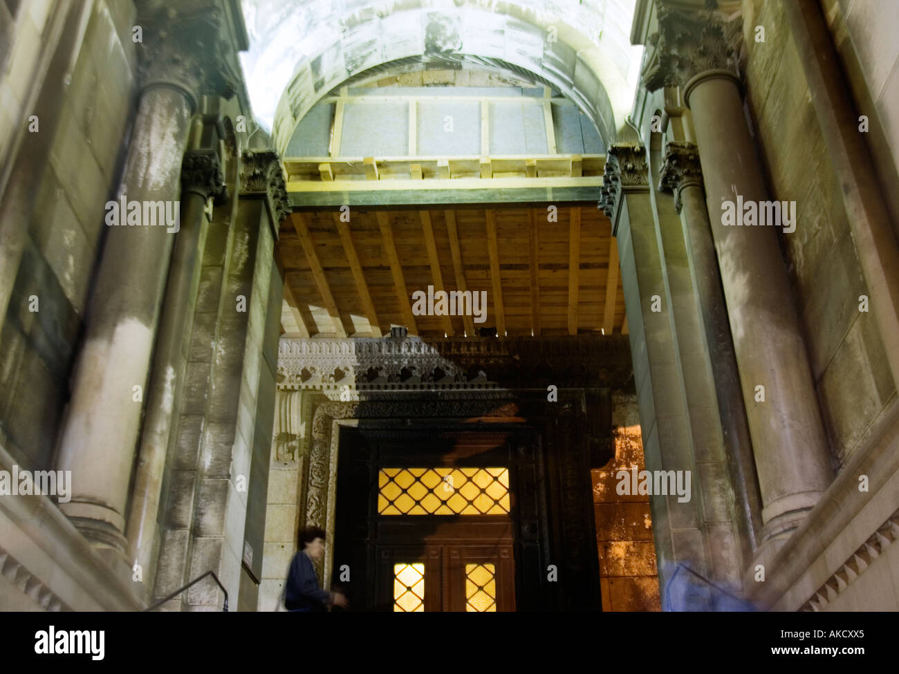 L' Europa sudorientale, Croazia, Dalmazia, ingresso a San Dominus cattedrale, a basso angolo di visione Foto Stock