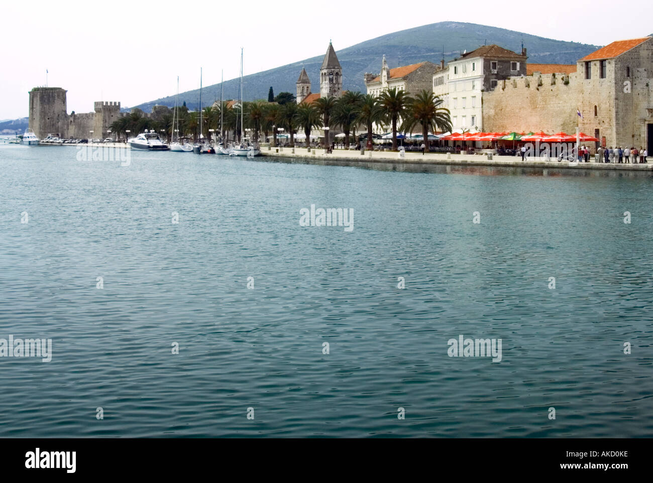 L' Europa sudorientale, Croazia, Dalmazia, Trogir, edifici medievali dalla promenade Foto Stock