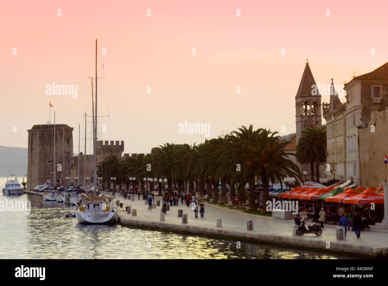 L' Europa sudorientale, Croazia, Trogir promenade al tramonto Foto Stock