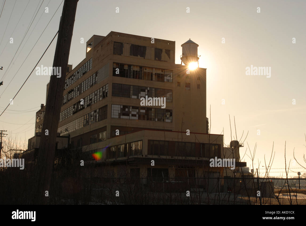 Il sole sorge su una fabbrica vuota nel midwestern U S Foto Stock