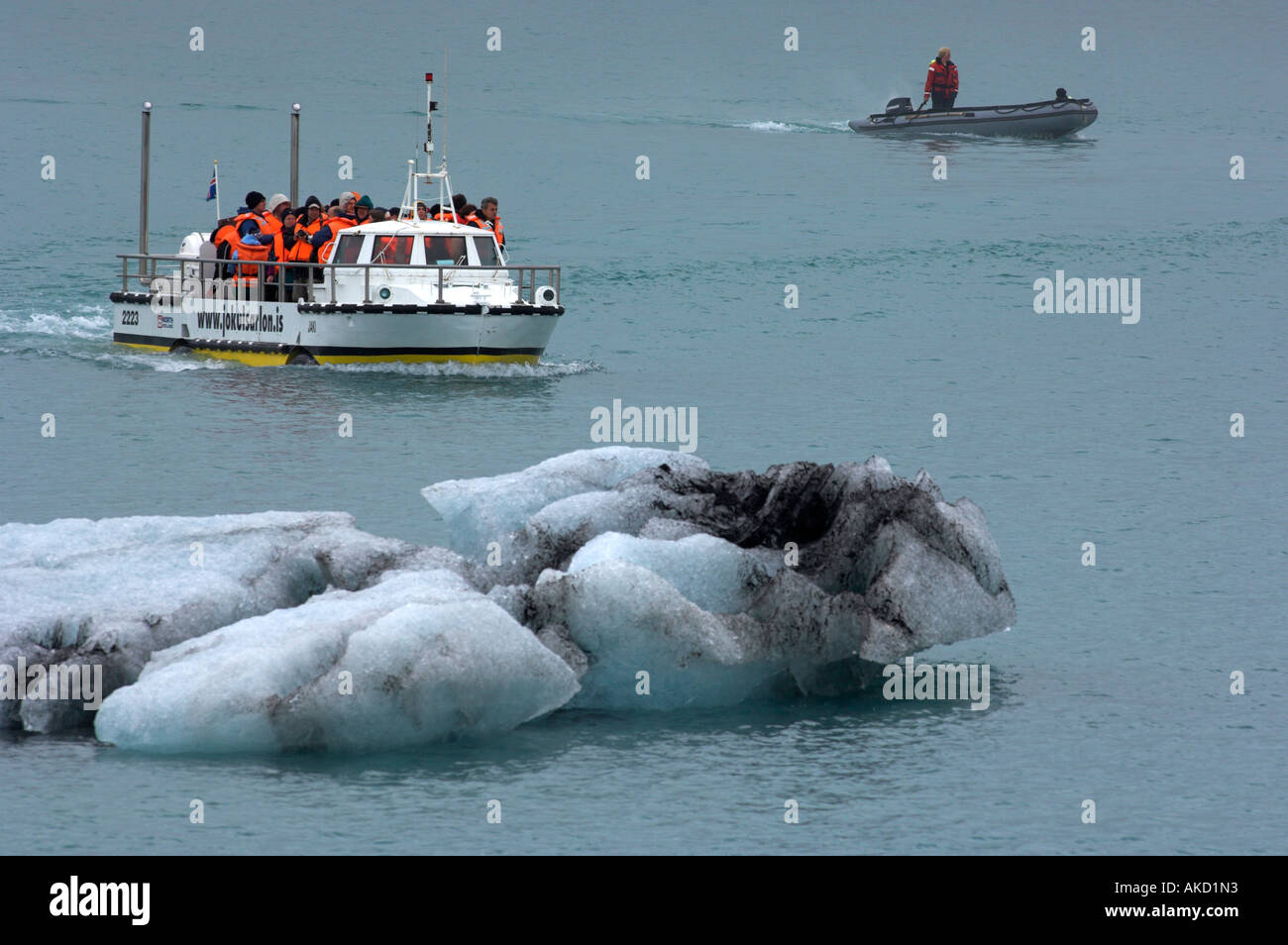 Imbarcazione turistica presso il Glacier Vatnajoekull e lago glaciale Jokulsarlon Islanda Foto Stock