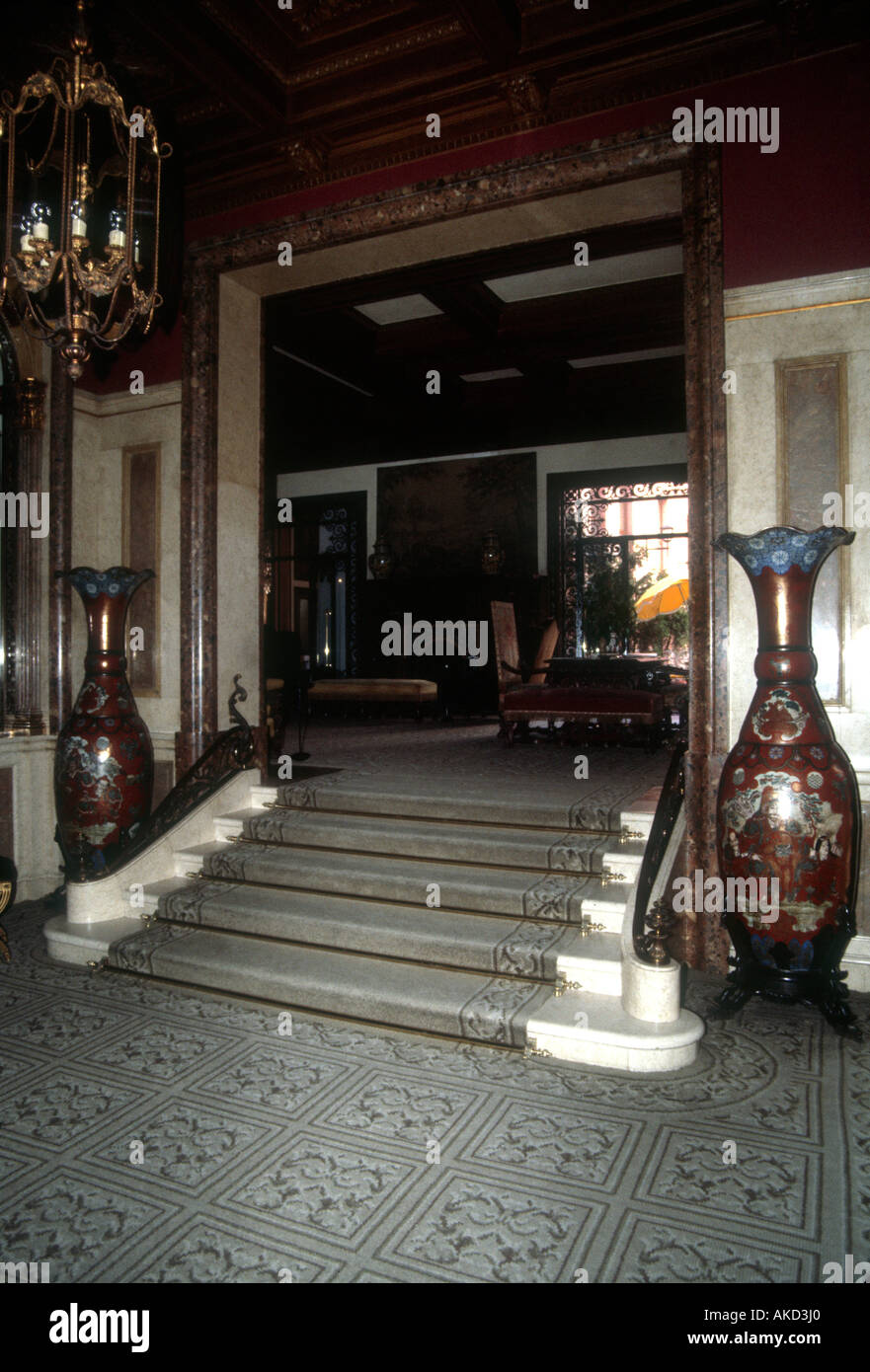 La lobby e passaggi fiancheggiata da grandi urne cinerarie Hotel Infante de Sagres Porto Portogallo Foto Stock