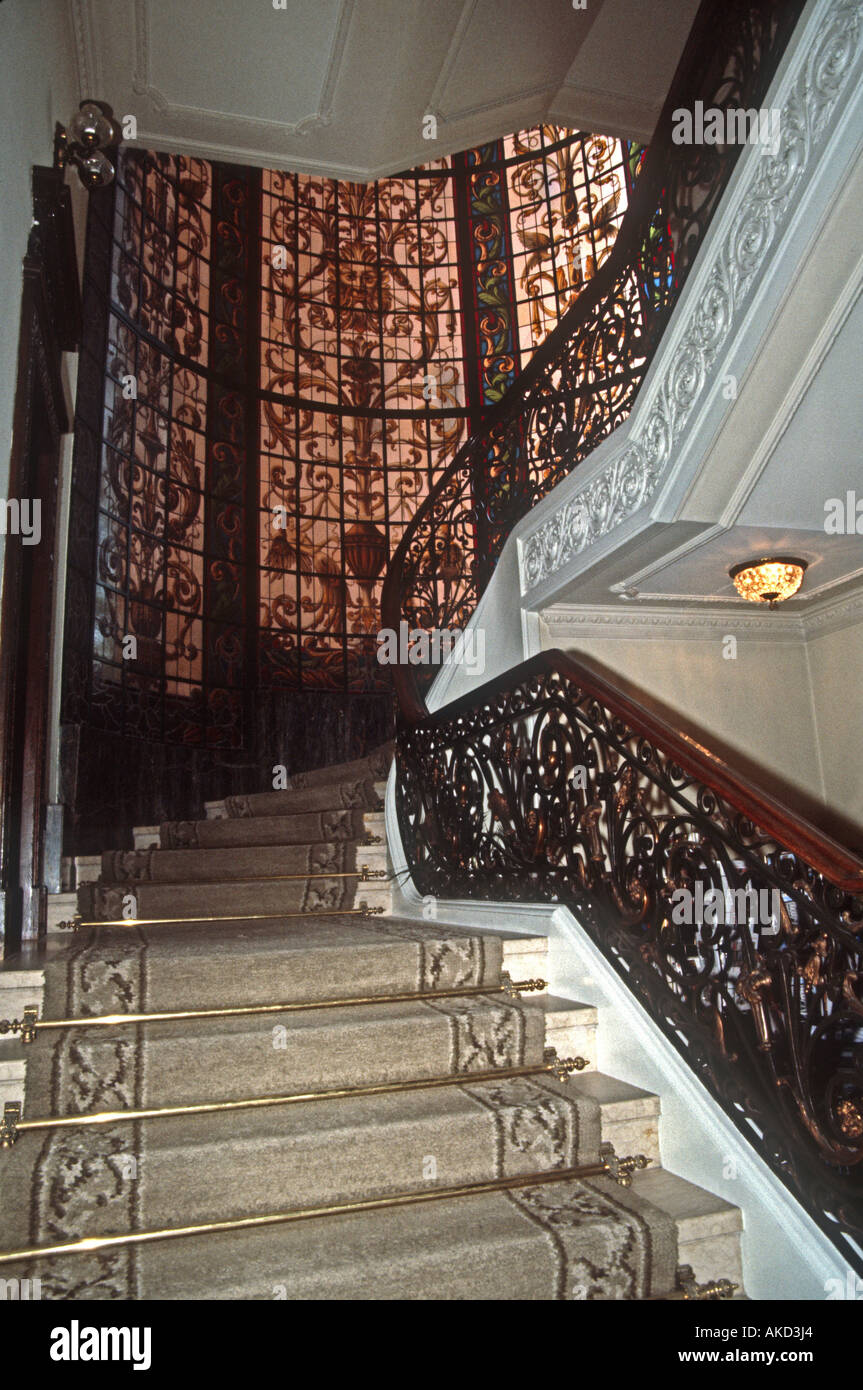 Scala principale e la finestra di vetro colorato Hotel Infante de Sagres Porto Portogallo Foto Stock