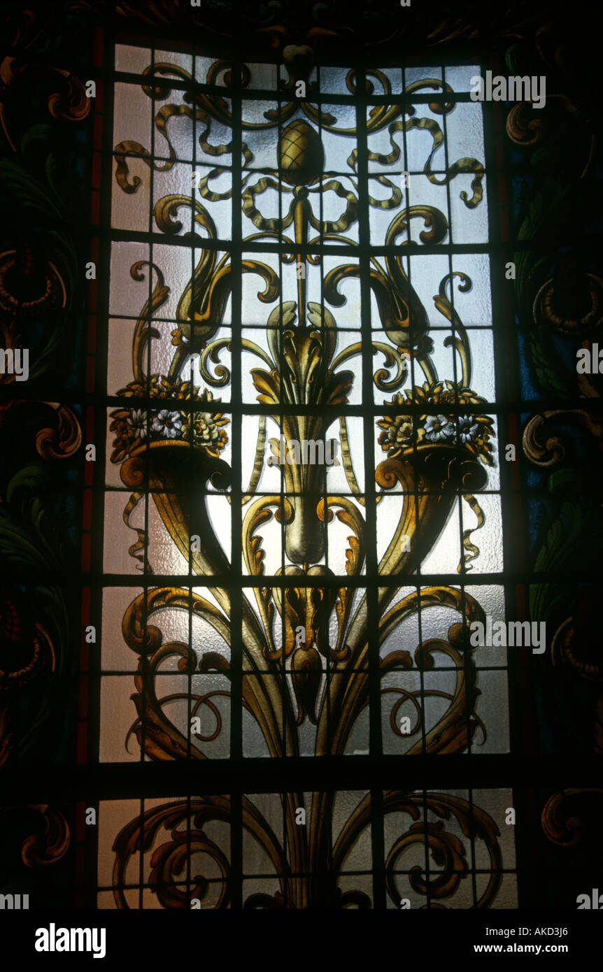 Finestra di vetro colorato in scala Hotel Infante de Sagres Porto Portogallo Foto Stock