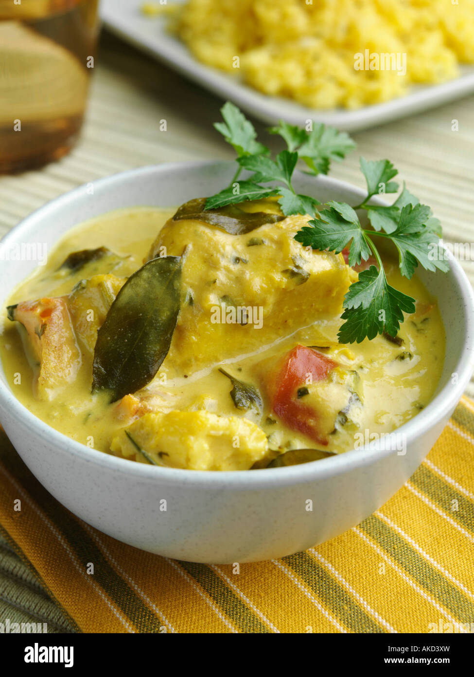 Meen Molee una ciotola di indiani del Kerala curry di pesce e riso allo zafferano cibo editoriale Foto Stock