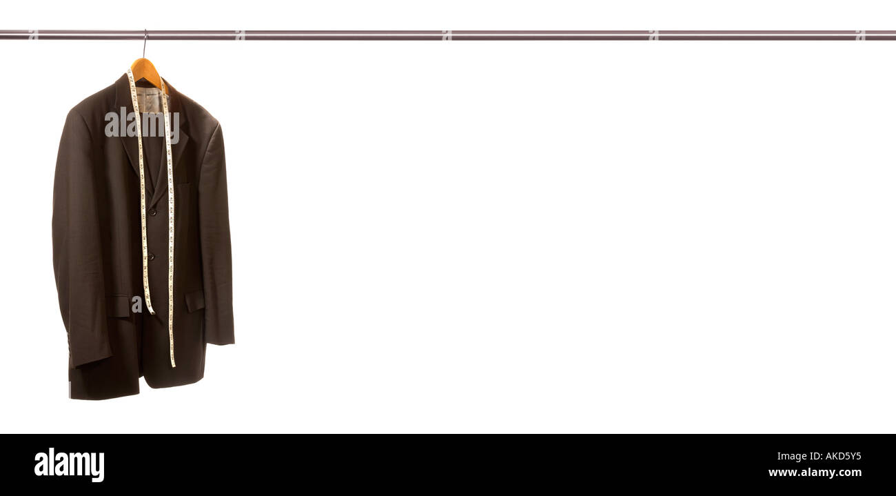 Foto panoramica di una giacca nera appesa su un appendiabiti in legno, su una guida in metallo con un metro a nastro avvolto intorno all'appendiabiti. Sfondo bianco. Foto Stock