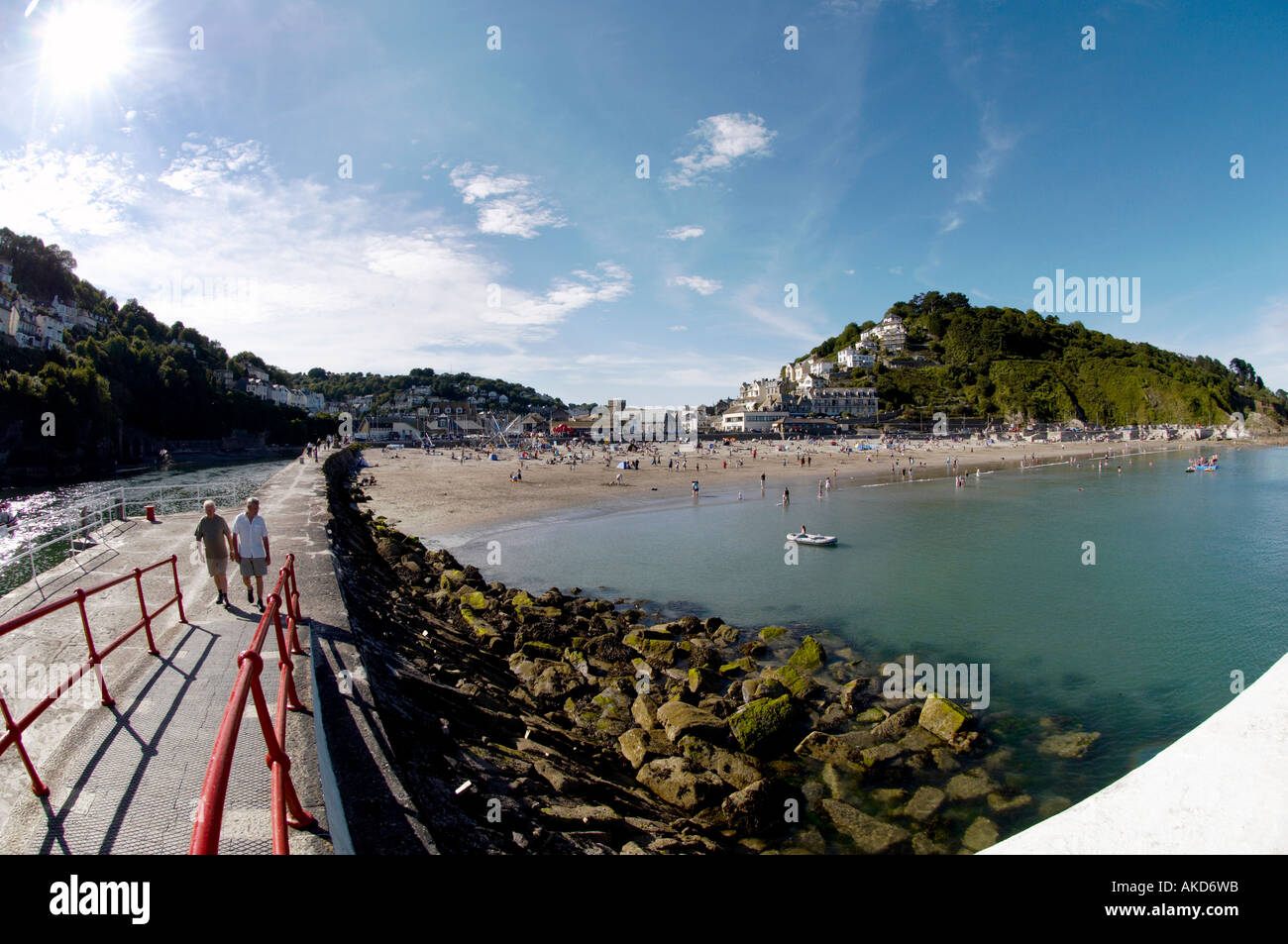 Looe visto dal molo di Banjo guardando indietro verso la spiaggia. Cornovaglia, Regno Unito Foto Stock