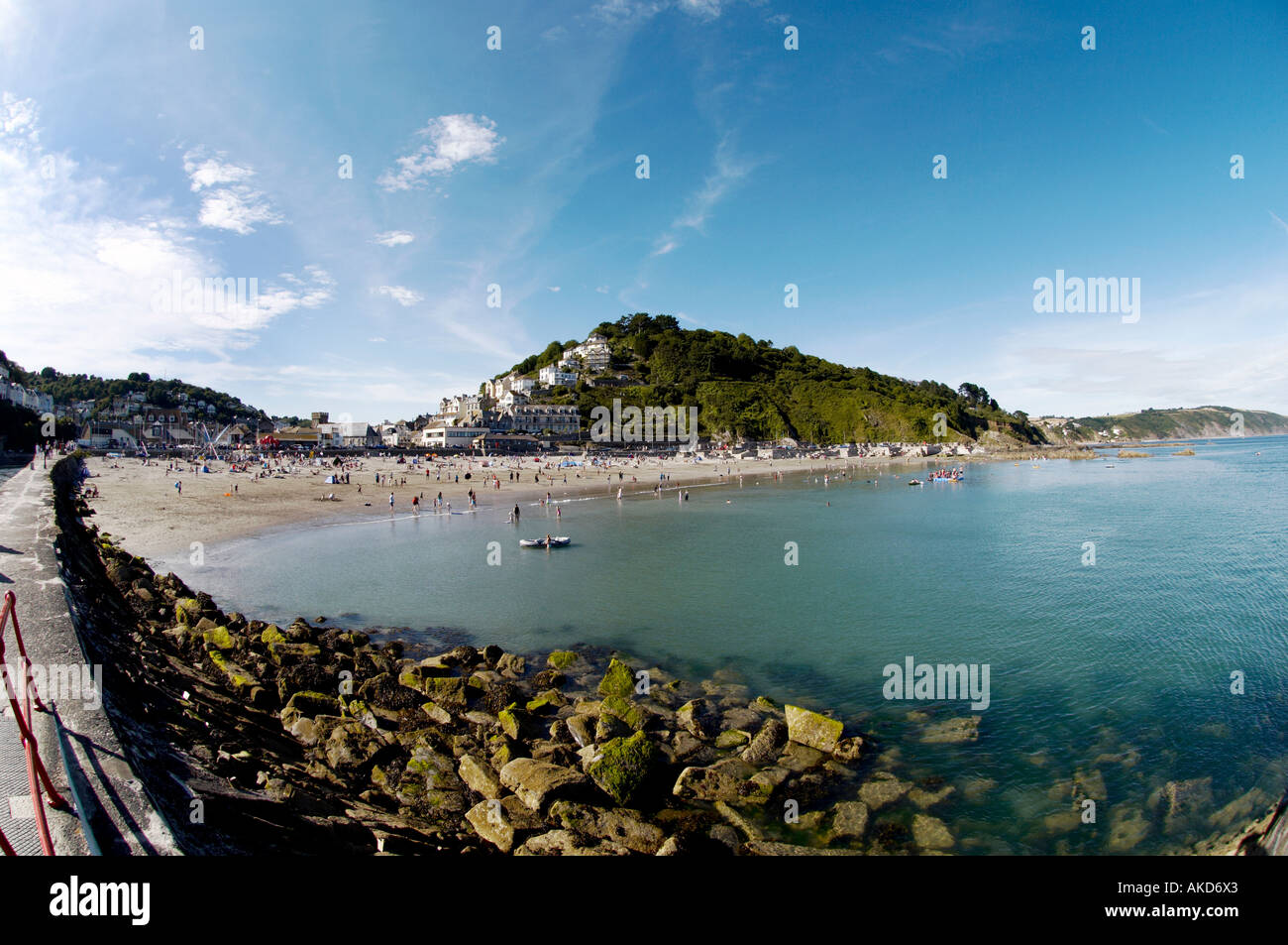 Looe visto dal molo di Banjo guardando indietro verso la spiaggia. Cornovaglia, Regno Unito Foto Stock